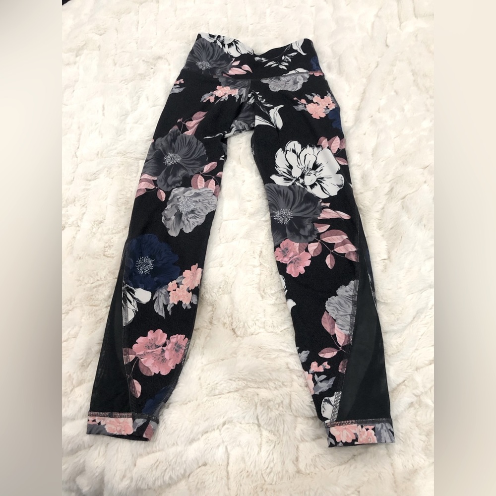 Active by Old Navy size XS floral print design workout leggings w/ mesh detail - Picture 5 of 6